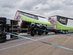 A16 bij de Moerdijkerbrug dicht door gekantelde vrachtwagen