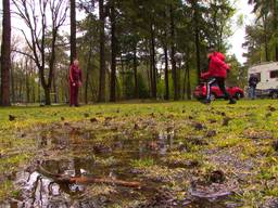 Op de camping in de regen: 'De kachel aan en spelletjes spelen'