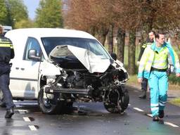 Motorblok vliegt de sloot in na crash, bestuurder gewond naar ziekenhuis