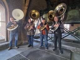 Geen trompet maar sousafoons bij het taptoe-signaal in Tilburgse kerktoren