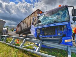 Vrachtwagenchauffeur raakt gewond bij ongeluk op A2 bij Veldhoven