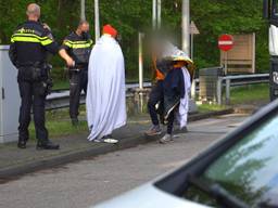 Vluchtelingen ontdekt in vrachtwagen langs A27 bij Oosterhout 