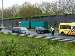 A59 richting Den Bosch weer open na ongeluk met meerdere auto