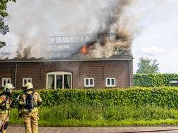 Grote uitslaande brand verwoest boerderij in Esbeek