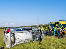 Automobilist met slok op slaat over de kop op A58 bij Gilze