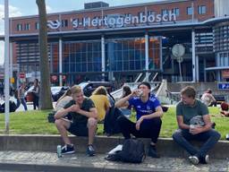Ellende op station Den Bosch door treinstoring: 'Lopen is een heel eind'