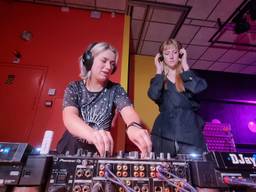 Emmelie ontloopt de eenzaamheid door het volgen van een dj-cursus