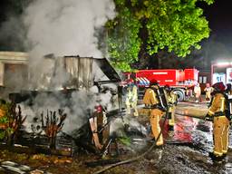 Brand verwoest schuur pal naast caravan op camping in Luyksgestel