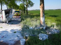 Weg en berm kleuren wit na botsing met spackspuiter in Ooijen