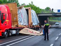 Vrachtwagen rijdt zich klem onder viaduct bij Deurne
