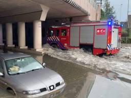 Hoosbuien zorgen voor ondergelopen tunnels, meerdere auto's vast