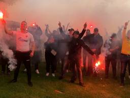 NAC-aanhang verrast spelersgroep met gezang en vuurwerk op trainingskamp.