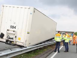 Vrachtwagen verliest trailer op de N279 bij Heeswijk-Dinther