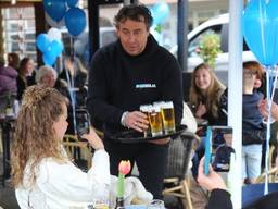 Marco Borsato en Rolf Sanchez serveren bier en shotjes in Boxtel