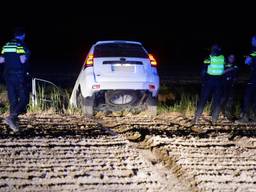 Automobilist crasht op akker na achtervolging over A2