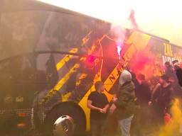 Een warm onthaal van de spelersbus door een grote groep fanatieke NAC-supporters.