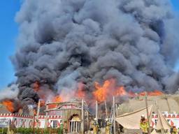 Explosies bij enorme brand Beekse Bergen