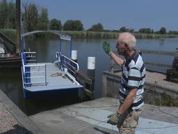 Pontje Steur ligt weer in het water, nu nog heen en weer