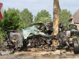 Man (36) overleden na zware crash tegen boom in Vinkel