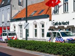 Drugsinval bij café in Helmond, straat afgesloten