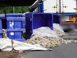 Verloren slachtafval op de A27 bij Oosterhout zorgt voor veel stankoverlast