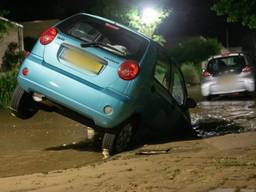 Straat verandert in riviertje in Roosendaal, auto zakt in sinkhole