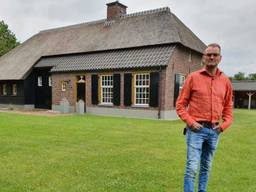 Henri liet na de hagelstorm een nieuw huis bouwen. 