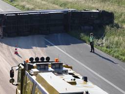 A50 bij Veghel tot 16.00 uur dicht door gekantelde vrachtwagen