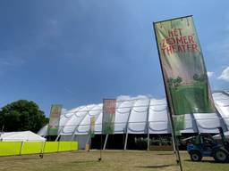 Alvast binnenkijken in het gigantisch tijdelijk Zomertheater aan de voet van Provinciehuis