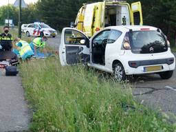 Auto schept fietser in Maarheeze