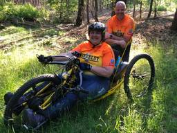 Dankzij zeldzame mountainbike kan Ingrid weer raggen door de bossen