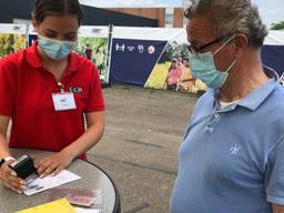 Drukte op vaccinatielocaties voor stempel in gele boekje