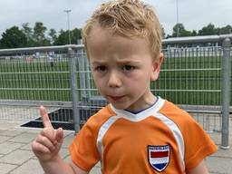 Senn van Poppel (4) uit Dommelen legt de belangrijkste voetbalregels uit