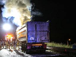 De lading van een vrachtwagen is zondagnacht op de A67 bij Asten in brand gevlogen. 