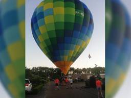 De luchtballon  moest in een woonwijk landen (beelden Peter Meesters).