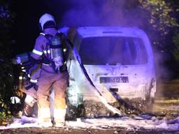 Auto in vlammen op in Heeswijk-Dinther