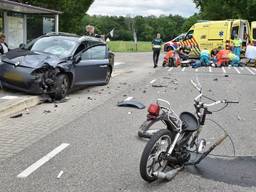 Bromfietser zwaargewond bij frontale aanrijding met auto