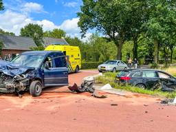 Auto en bestelbus botsen in Oirschot, traumahelikopter geland