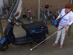 Blinden klaar met wildgeparkeerde fietsen en scooters: