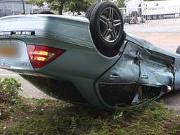 Auto op zijn kop na botsing in Boxtel