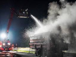 Aanhanger vrachtwagen vat vlam op A67 bij Geldrop