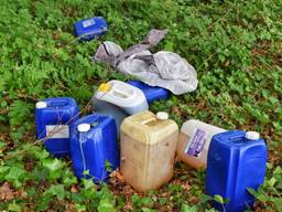 Acht vaten xtc-afval gedumpt in het bos bij Oisterwijk 