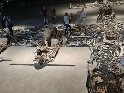 Team van Belgische vrijwilligers zijn in Oorlogsmuseum Overloon weekend al bezig geweest om de 2000 stukjes van neergestorte Lancaster op hun plek te leggen