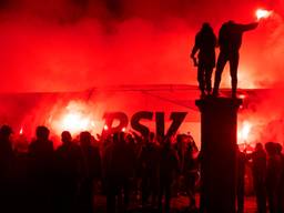 Honderden PSV-fans onthalen spelersbus met vuurwerkshow
