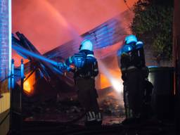 Brand bij autobedrijf in Kruisland: meerdere wagens verwoest