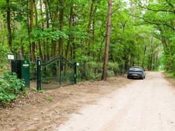 Het hek voor het huis waar de man werd gevonden (foto: Dave Hendriks/SQ Vision).