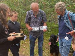 Familie Bruyns uit Sint Annaland speelt outdoor escape game De vermiste fotograaf bij het Natuurpodium in Bergen op Zoom