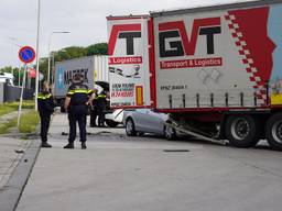 Automobiliste botst achterop vrachtwagen in Tilburg