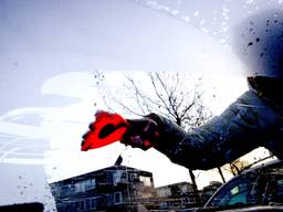 Houd komende week 's ochtends vroeg de ijskrabber bij de hand, adviseert de weerman (foto: ANP 2010/Robin Utrecht).