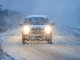 Een auto in de sneeuw (archieffoto: Ben Saanen).